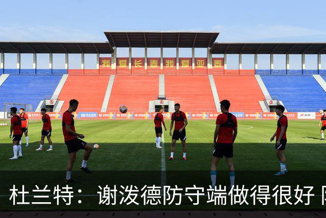 杜兰特：谢泼德防守端做得很好 防守球员也必须三分线外尊重他